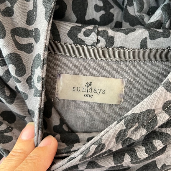 Sundays Sz M Grey Cropped Pullover Sweatshirt Hoodie Animal Print - Picture 3 of 8